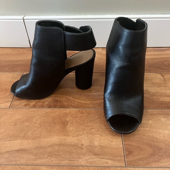 Open toe booties - Picture 1 of 4